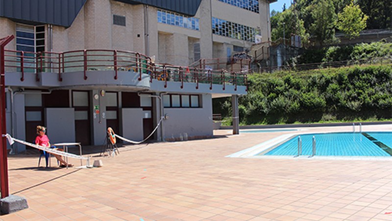 10.000 lagun izan dira udan kanpoko igerilekuetan