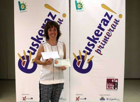 100 euroko txartelaren irabazleak jaso du saria