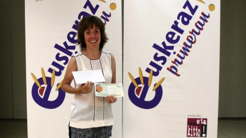 100 euroko txartelaren irabazleak jaso du saria