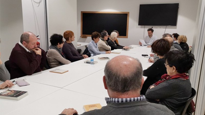 Helduen gaztelerazko irakurketa kluberako izen-ematea zabalik Juan San Martin liburutegian