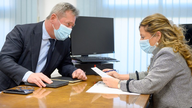 Euskadin 30.000 pertsona ingururi jarri zaie txertoa, eta dosi erdia gordetzen jarraituko da, immunizazioa ziurtatzeko