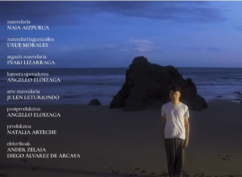 Julen musikari eibartarrak "Ixilduak" bideoklipa aurkeztu zuen atzo Coliseo antzokian