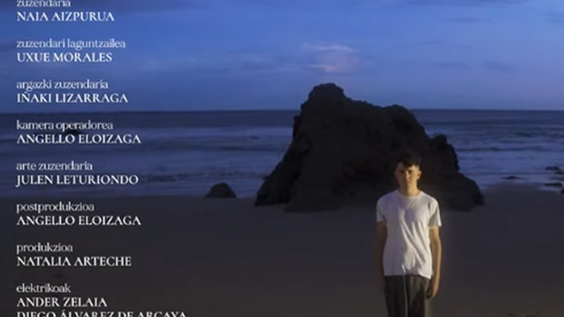 Julen musikari eibartarrak "Ixilduak" bideoklipa aurkeztu zuen atzo Coliseo antzokian