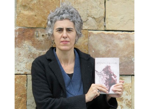 Antxiñe Mendizabal idazleak "Odolekoak" liburuaren gainean egingo du berba "Harixa Emoten"eko saioan