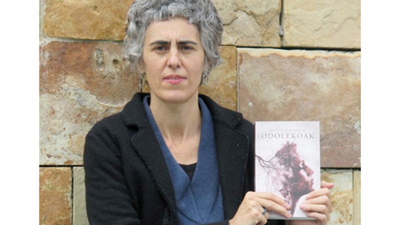 Antxiñe Mendizabal idazleak "Odolekoak" liburuaren gainean egingo du berba "Harixa Emoten"eko saioan