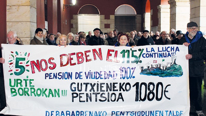 [ eta ERREPORTAJEA] Eibarko Pentsiodunen Taldeak bost urteko borroka ospatu zuen asteleheneko elkarretaratzean