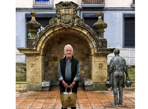 "Lurperatzen gaituen paseoari ez-Ekialdea bai" Elkarteak eman du saria