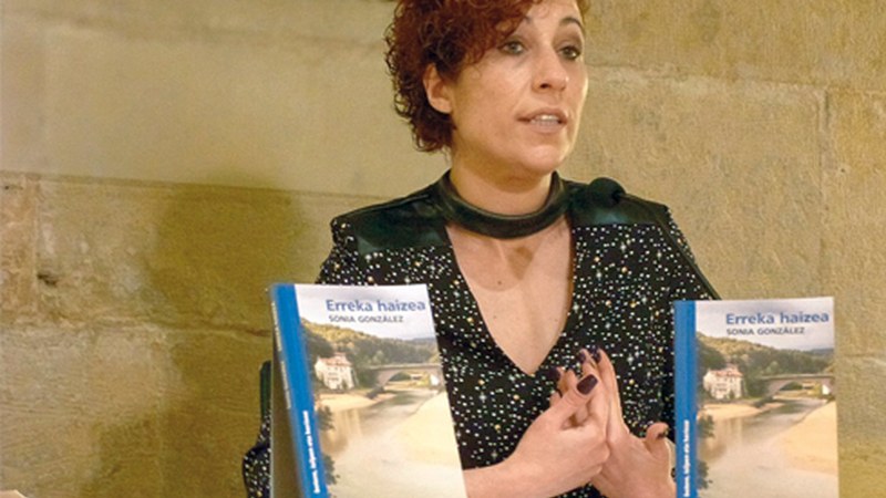 Sonia Gonzalez arituko da irakurleekin solasean biharko Harixa Emoten tertulian