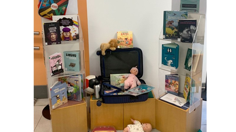 Familian euskaraz jolasteko eta irakurtzeko gida prestatu du Udal Liburutegiak