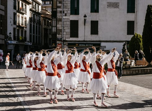Elgoibarren emanaldia eskaini zuen Kezka dantza taldeak, Haritz dantzari taldearen 50. urteurrena ospatzeko jaialdian