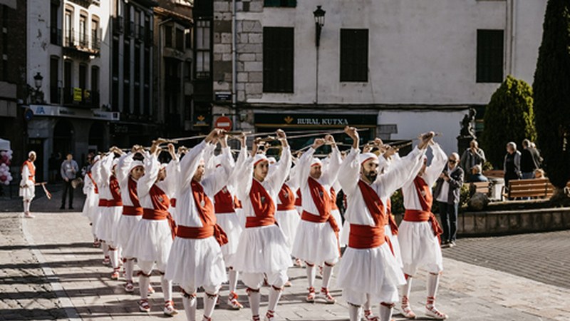 Elgoibarren emanaldia eskaini zuen Kezka dantza taldeak, Haritz dantzari taldearen 50. urteurrena ospatzeko jaialdian