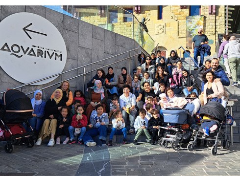 Gurasoak Berbetan eta Ongietorri programetako 50 lagunek bisitatu zuten Donostiako Aquariuma