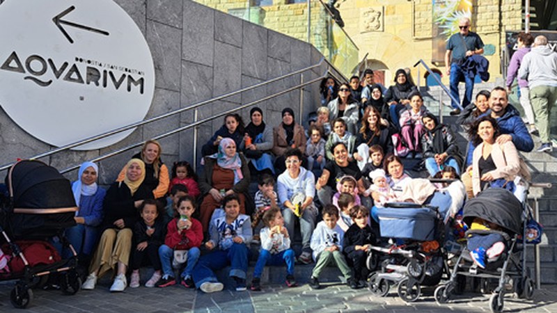 Gurasoak Berbetan eta Ongietorri programetako 50 lagunek bisitatu zuten Donostiako Aquariuma