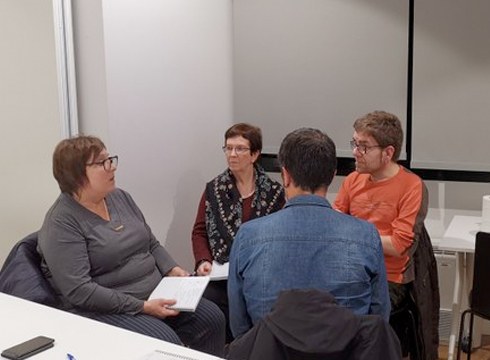 Plazak gelditzen dira ingelesa eta frantsesa praktikatzeko taldeetan