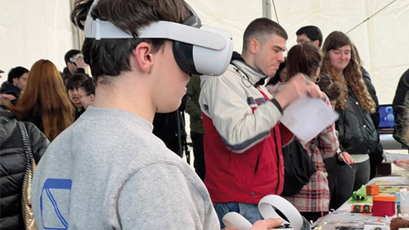 Era guztietako proiektuak erakutsi zituzten atzo Ikasenpresa Azokan bildutako 2.000 ikasleek