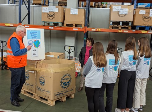 "Munduari Kolorea Ematen” GKEko kide gazteek omenaldia jaso dute Gipuzkoako Elikagaien Bankuan