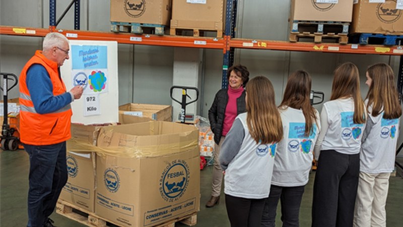 "Munduari Kolorea Ematen” GKEko kide gazteek omenaldia jaso dute Gipuzkoako Elikagaien Bankuan