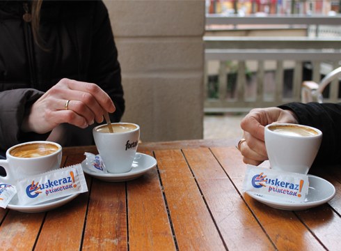 150.000 azukre poltsa Eibarren euskeraz gozatzeko