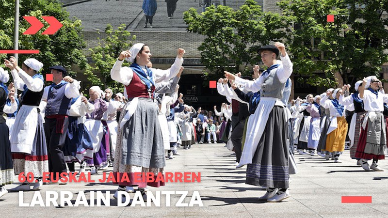 150 lagun aritu ziren domekan elkarrekin larrain-dantzan