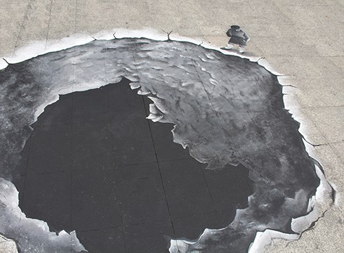 1937an Labaderokua gerra-babeslekuan bonbak egindako zuloaren errekreazioa margotu dute