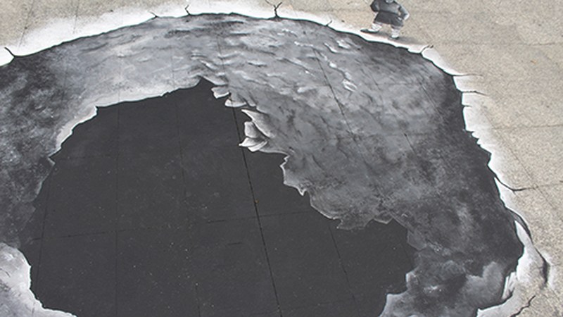 1937an Labaderokua gerra-babeslekuan bonbak egindako zuloaren errekreazioa margotu dute