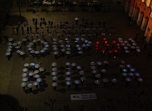 200 lagun inguruk eskatu dute presoentzat konponbidea, mosaiko erraldoia osatuta