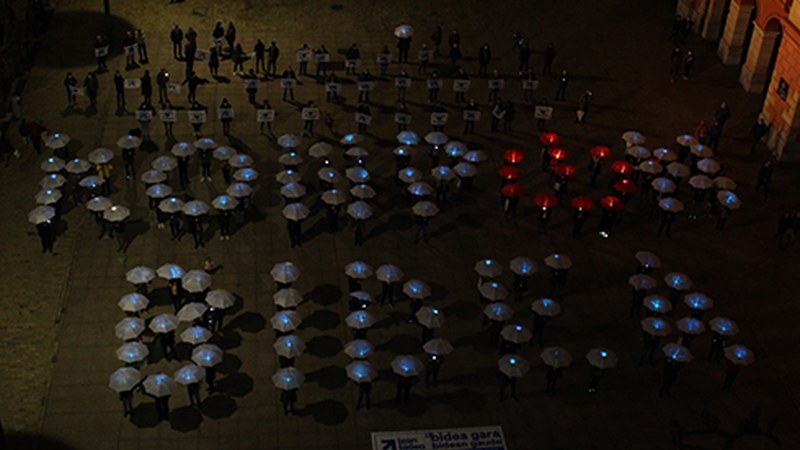 200 lagun inguruk eskatu dute presoentzat konponbidea, mosaiko erraldoia osatuta