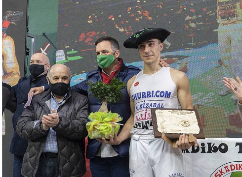 22 urteko Hodei Ezpeleta aizkolaria Euskadiko txapeldun