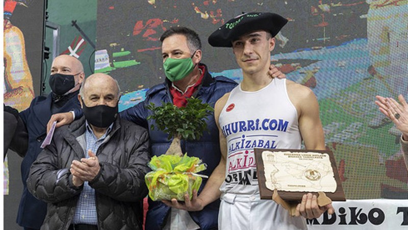 22 urteko Hodei Ezpeleta aizkolaria Euskadiko txapeldun