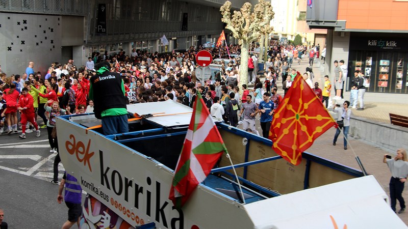 23. Korrikak Eibarko kaleak herri harrotasunez bete ditu