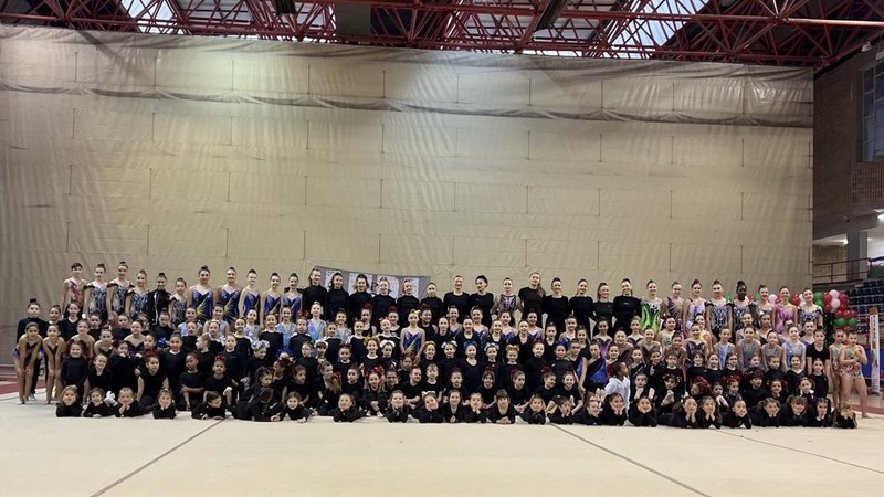 230 gimnasta inguru elkartu ziren domekan Gabonetako erakustaldian