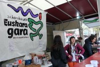 24. Korrikak kolorez bete du gaurko egun grisa