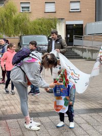 24. Korrikak kolorez bete du gaurko egun grisa