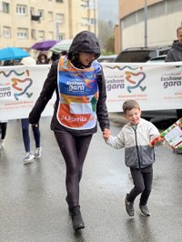 24. Korrikak kolorez bete du gaurko egun grisa