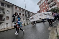 24. Korrikak kolorez bete du gaurko egun grisa