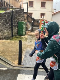 24. Korrikak kolorez bete du gaurko egun grisa