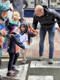 24. Korrikak kolorez bete du gaurko egun grisa