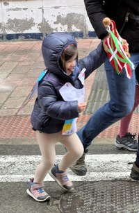 24. Korrikak kolorez bete du gaurko egun grisa