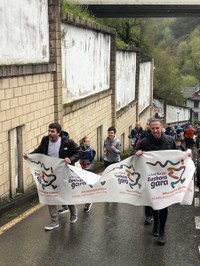 24. Korrikak kolorez bete du gaurko egun grisa