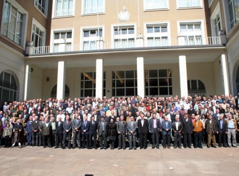 250 lagunetik gora batu ziren Armeria Eskolako batzarrean