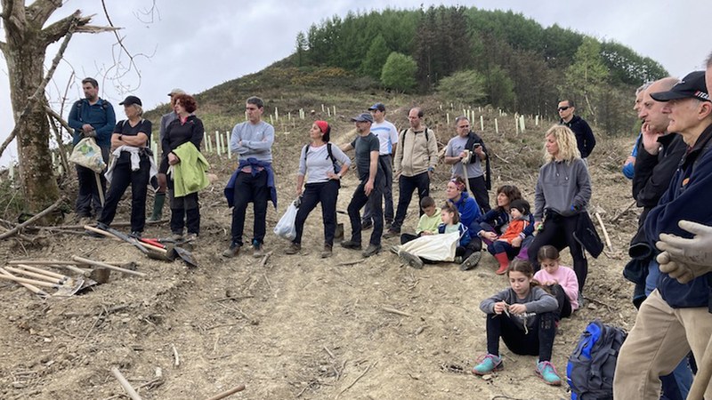 300 zuhaitz landatu zituzten atzo Urkoren magalean