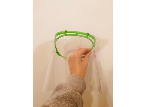 3D inprimagailuekin osasun langileentzako biserak fabrikatzen dihardute Armeria Eskolan