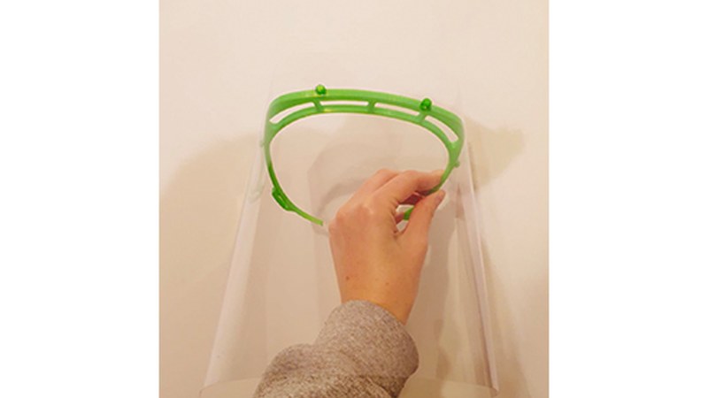 3D inprimagailuekin osasun langileentzako biserak fabrikatzen dihardute Armeria Eskolan