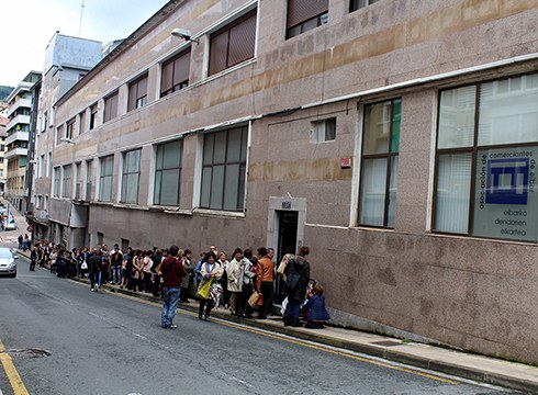 50 euroko 350 erosketa-txartel banatu dituzte gaur Eibarko Dendarien Elkartekoek