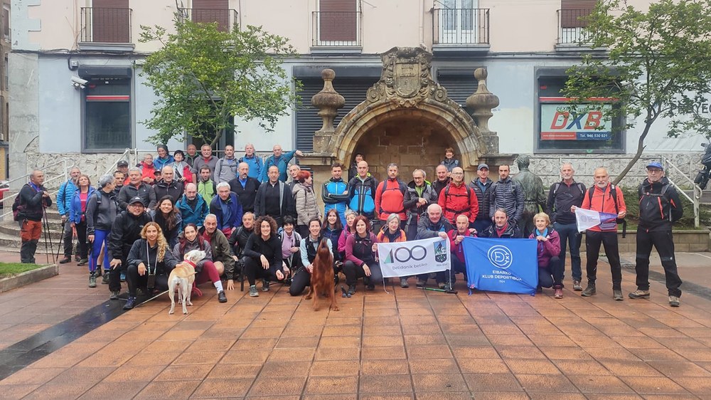 50 mendizale inguru igo ziren Urkora Euskal Mendizale Federazioaren egunean
