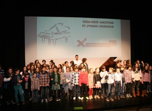 56 pianojole gaztek jardungo dute Coliseoan domekako jaialdian