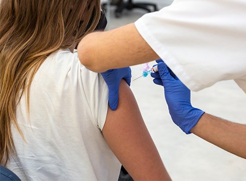 60 urtetik beherakoek Pfizer edo AstraZeneca txertoa jartzeko erabakia hartu ahal izango dute