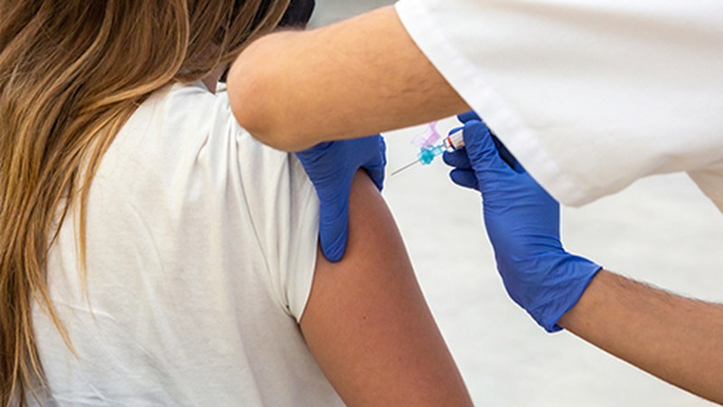 60 urtetik beherakoek Pfizer edo AstraZeneca txertoa jartzeko erabakia hartu ahal izango dute