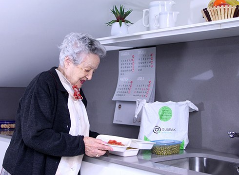 65 urtetik gorakoentzat eta menpekotasuna dutenentzat otorduak etxera eramateko zerbitzua ipini dute martxan