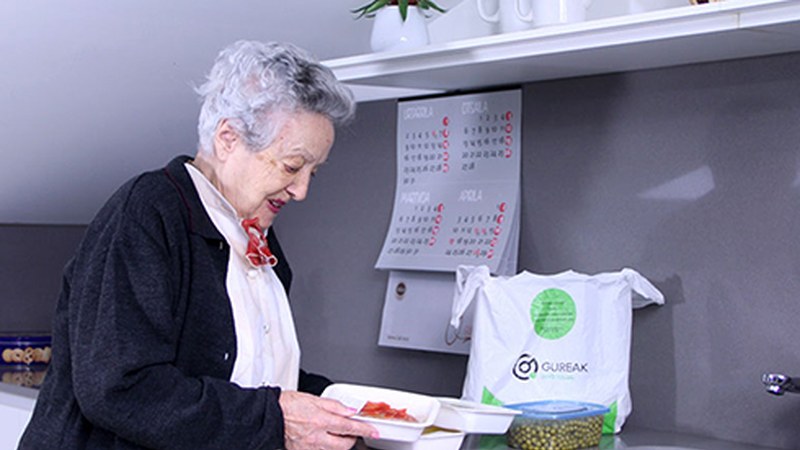 65 urtetik gorakoentzat eta menpekotasuna dutenentzat otorduak etxera eramateko zerbitzua ipini dute martxan